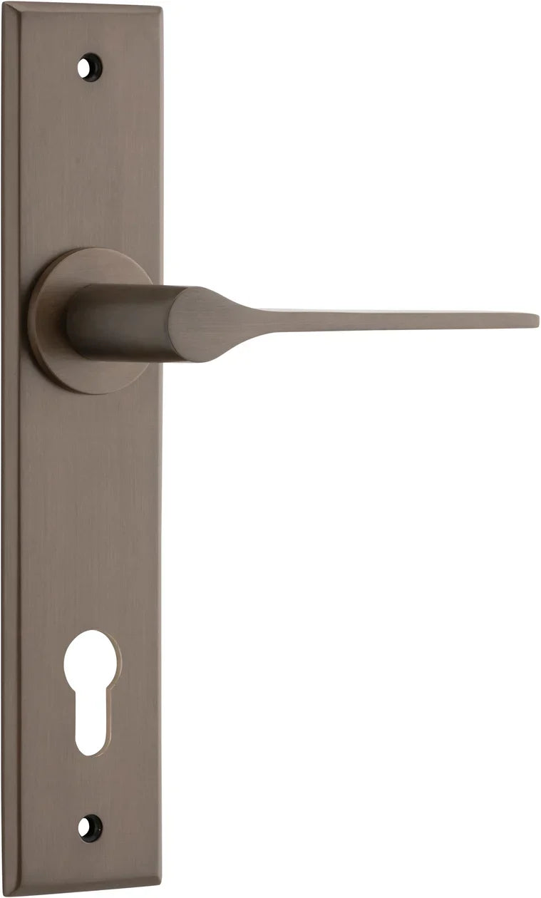 Como Lever - Chamfered Backplate - Entry Point - Iver - Signature Brass - Door Levers